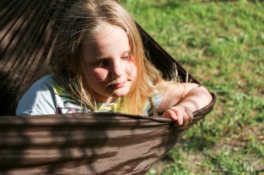 yaz güneşli bir günde bir hamakta dinlenme sarışın saçlı güzel küçük kız