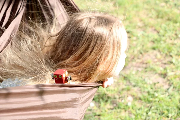 Linda Menina Com Cabelo Loiro Descansando Uma Rede Verão Dia — Fotografia de Stock