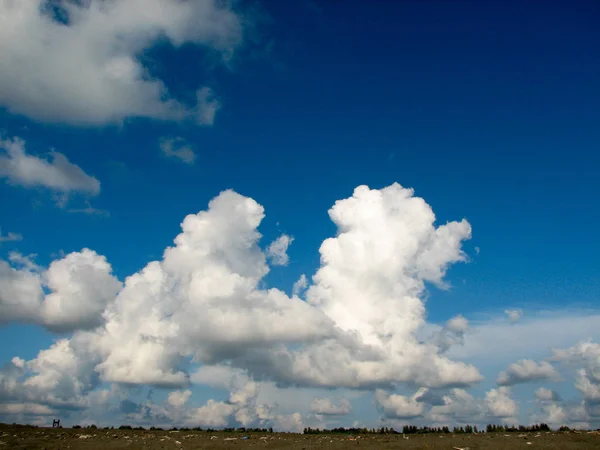 Λευκά Σύννεφα Κατά Τον Μπλε Ουρανό Μια Καλοκαιρινή Μέρα Στο — Φωτογραφία Αρχείου