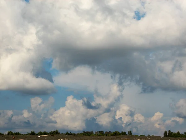 Λευκά Σύννεφα Κατά Τον Μπλε Ουρανό Μια Καλοκαιρινή Μέρα Στο — Φωτογραφία Αρχείου