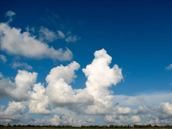 Weiße Wolken Vor Blauem Himmel Ein Sommertag Bei Sonnigem Wetter — Stockfoto