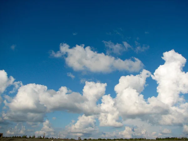 Nubes Blancas Contra Cielo Azul Día Verano Tiempo Soleado —  Fotos de Stock