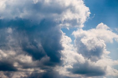 Beyaz bulutlar mavi gökyüzü, bir yaz günü güneşli havalarda