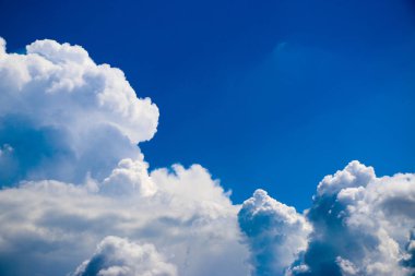 Beyaz bulutlar mavi gökyüzü, bir yaz günü güneşli havalarda