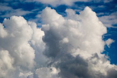 Beyaz bulutlar mavi gökyüzü, bir yaz günü güneşli havalarda
