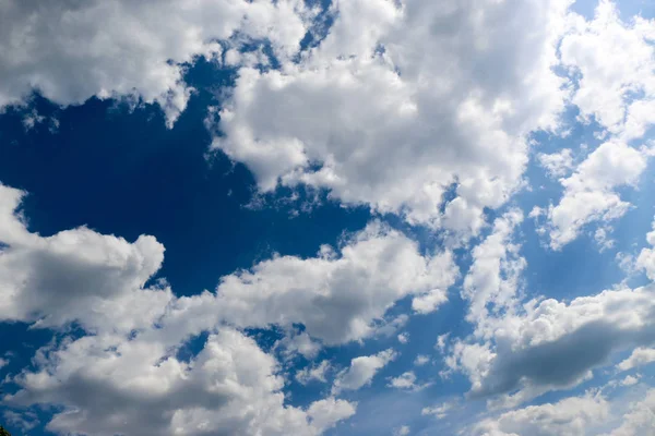 Beyaz Bulutlar Mavi Gökyüzü Bir Yaz Günü Güneşli Havalarda — Stok fotoğraf