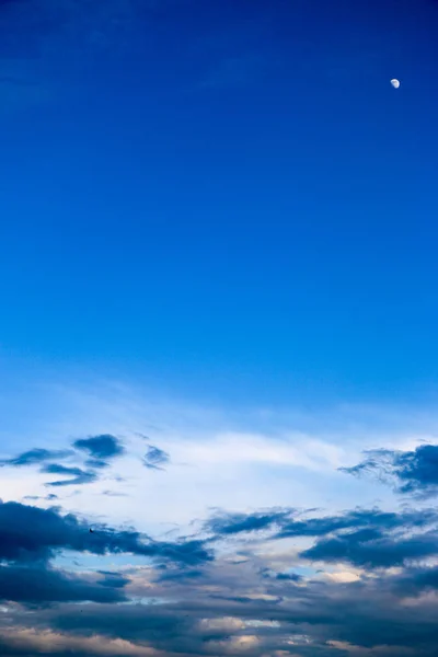 Witte Wolken Tegen Blauwe Hemel Een Zomerdag Bij Zonnig Weer — Stockfoto