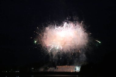 Göl üzerinde Festival havai fişekler. duman ve sis bulutu içinde çok renkli ışıklar. Güzel yansıma su. Ukrayna.