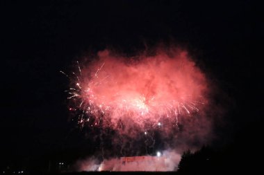 Göl üzerinde Festival havai fişekler. duman ve sis bulutu içinde çok renkli ışıklar. Güzel yansıma su. Ukrayna.