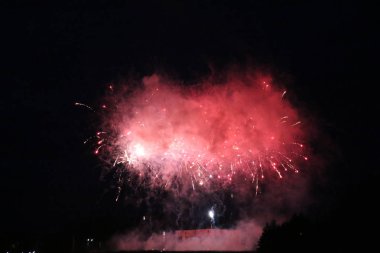 Göl üzerinde Festival havai fişekler. duman ve sis bulutu içinde çok renkli ışıklar. Güzel yansıma su. Ukrayna.