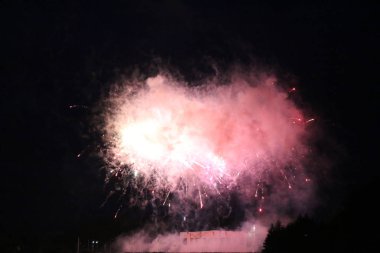 Göl üzerinde Festival havai fişekler. duman ve sis bulutu içinde çok renkli ışıklar. Güzel yansıma su. Ukrayna.