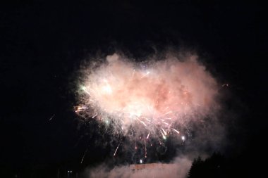 Göl üzerinde Festival havai fişekler. duman ve sis bulutu içinde çok renkli ışıklar. Güzel yansıma su. Ukrayna.