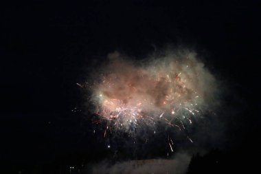 Göl üzerinde Festival havai fişekler. duman ve sis bulutu içinde çok renkli ışıklar. Güzel yansıma su. Ukrayna.