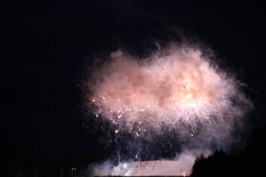 Göl üzerinde Festival havai fişekler. duman ve sis bulutu içinde çok renkli ışıklar. Güzel yansıma su. Ukrayna.
