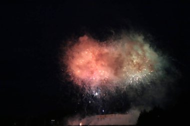 Göl üzerinde Festival havai fişekler. duman ve sis bulutu içinde çok renkli ışıklar. Güzel yansıma su. Ukrayna.