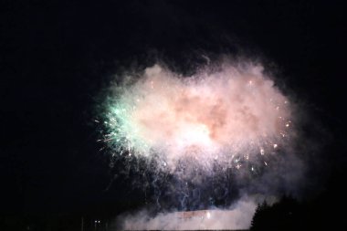 Göl üzerinde Festival havai fişekler. duman ve sis bulutu içinde çok renkli ışıklar. Güzel yansıma su. Ukrayna.