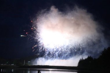 Göl üzerinde Festival havai fişekler. duman ve sis bulutu içinde çok renkli ışıklar. Güzel yansıma su. Ukrayna.