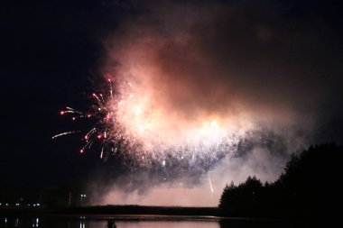 Göl üzerinde şenlikli havai fişekler