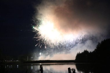 Göl üzerinde şenlikli havai fişekler
