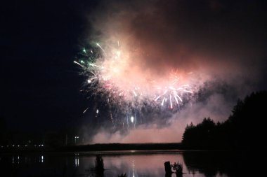 Göl üzerinde şenlikli havai fişekler