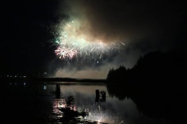 Göl üzerinde şenlikli havai fişekler