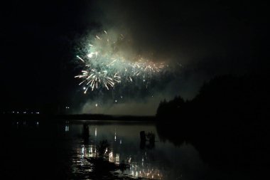 Göl üzerinde şenlikli havai fişekler