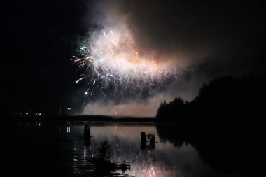 Göl üzerinde şenlikli havai fişekler