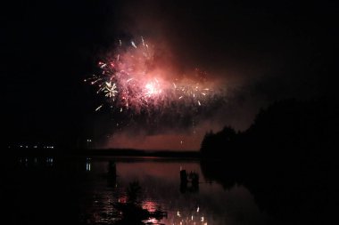 Göl üzerinde şenlikli havai fişekler