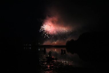 Göl üzerinde şenlikli havai fişekler