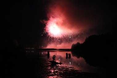 Göl üzerinde şenlikli havai fişekler