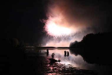 Göl üzerinde şenlikli havai fişekler
