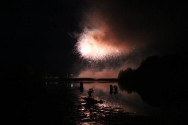 Göl üzerinde şenlikli havai fişekler