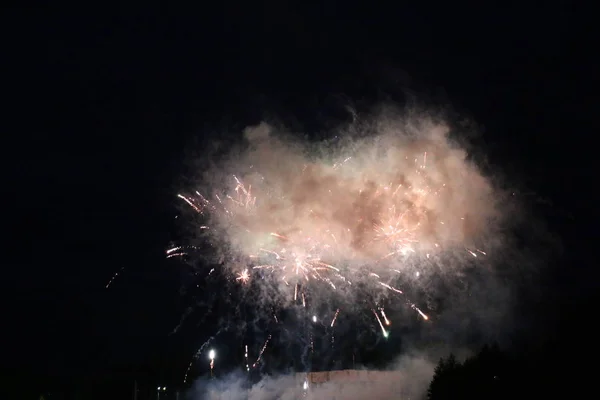 Fogos Artifício Festivos Sobre Lago Luzes Multicoloridas Uma Nuvem Fumaça — Fotografia de Stock