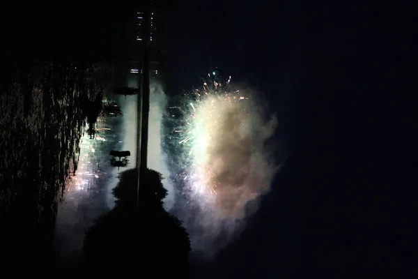 Świąteczne Fajerwerki Nad Jeziorem Wielokolorowe Światła Kłębach Dymu Mgły Piękne — Zdjęcie stockowe