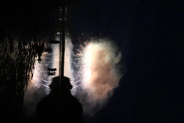 Fuochi Artificio Festivi Sul Lago Luci Multicolori Una Nuvola Fumo — Foto Stock