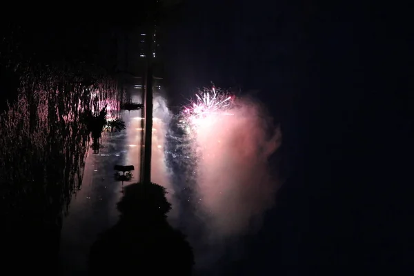 Fogos Artifício Festivos Sobre Lago Luzes Multicoloridas Uma Nuvem Fumaça — Fotografia de Stock