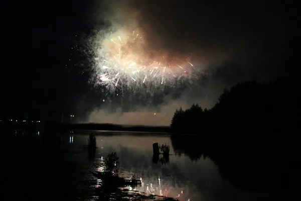Świąteczne fajerwerki nad jeziorem — Zdjęcie stockowe