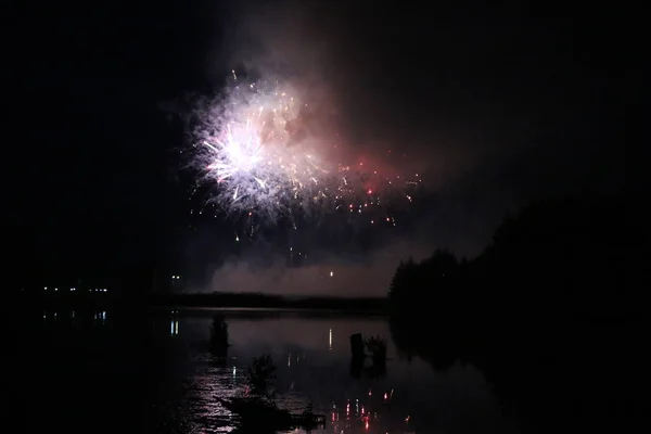 Świąteczne fajerwerki nad jeziorem — Zdjęcie stockowe