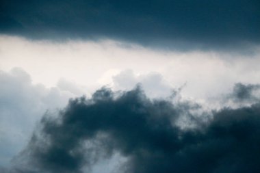 Fırtına bulutları koyu mavi gökyüzü, bir yaz günü fırtına öncesi sessizlik