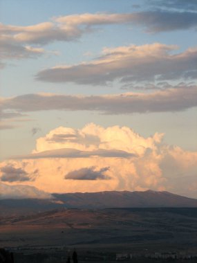 Soyut doğa arka plan. Dramatik ve huysuz pembe, mor ve mavi bulutlu gün batımı üzerinde gökyüzü Tiflis, Gürcistan