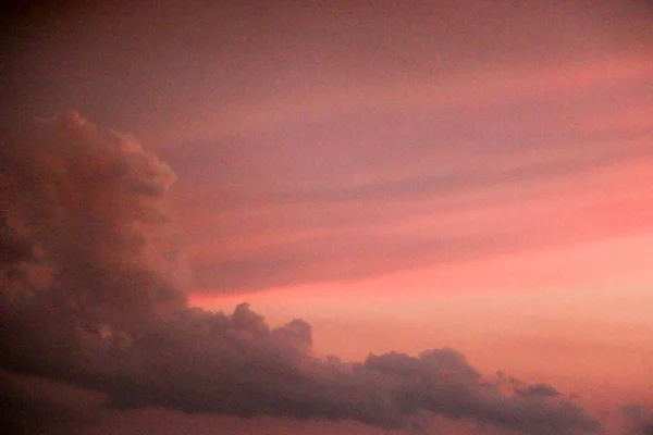 抽象的な自然背景 劇的でムーディなピンク 紫と青の曇りの日没の空 — ストック写真