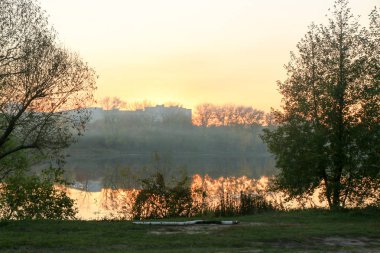 yaz manzara pembe ve turuncu günbatımı sakin Nehri