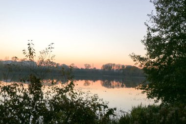 yaz manzara pembe ve turuncu günbatımı sakin Nehri