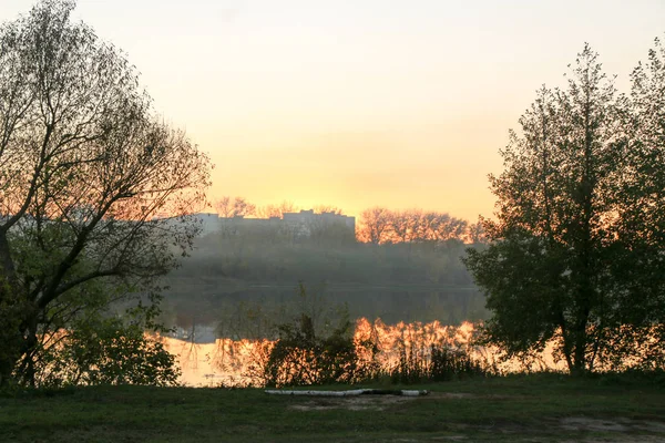 Summer landscape pink and orange sunset over the tranquil river — Stock Photo, Image