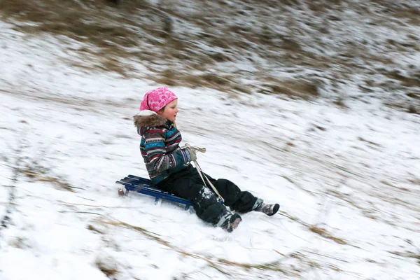 Kleines Mädchen Rollt Schlitten Schnee Den Hügel Hinunter Winter Kiefernwald — Stockfoto