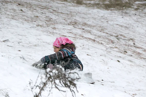 Den Lille Jenta Ruller Ned Bakken Slede Snøen Furuskogen Vinteren – stockfoto