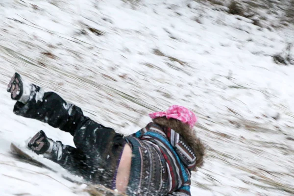 Kleines Mädchen Rollt Schlitten Schnee Den Hügel Hinunter Winter Kiefernwald — Stockfoto