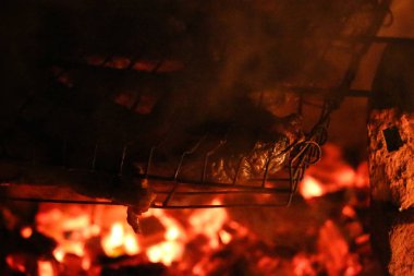 Bir ızgarada Somon ızgara biftek. Yangın alev ızgara. Restoran ve Bahçe mutfak. Bahçe partisi. Sağlıklı yemek.