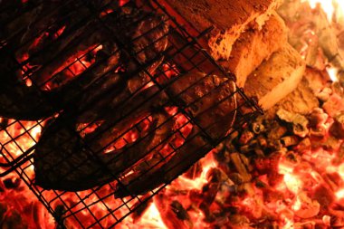 Bir ızgarada Somon ızgara biftek. Yangın alev ızgara. Restoran ve Bahçe mutfak. Bahçe partisi. Sağlıklı yemek.