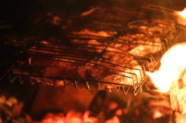 Bir ızgarada Somon ızgara biftek. Yangın alev ızgara. Restoran ve Bahçe mutfak. Bahçe partisi. Sağlıklı yemek.